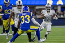 El running back de los Raiders Ameer Abdullah (22) corre mientras el safety de Los Angeles Rams ...