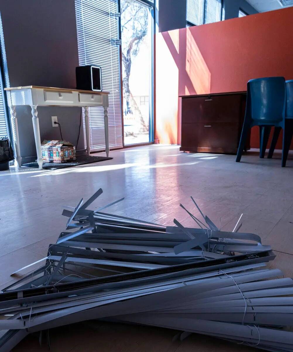 Una persiana veneciana dañada se ve en el edificio de Leaders In Training (LIT), el martes 7 d ...