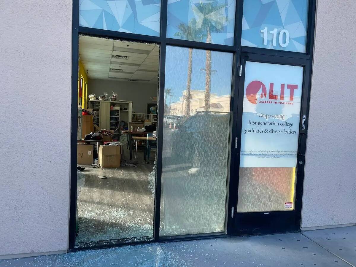 Una ventana destrozada tras un robo en Leaders in Training, enero de 2023. (cortesía)