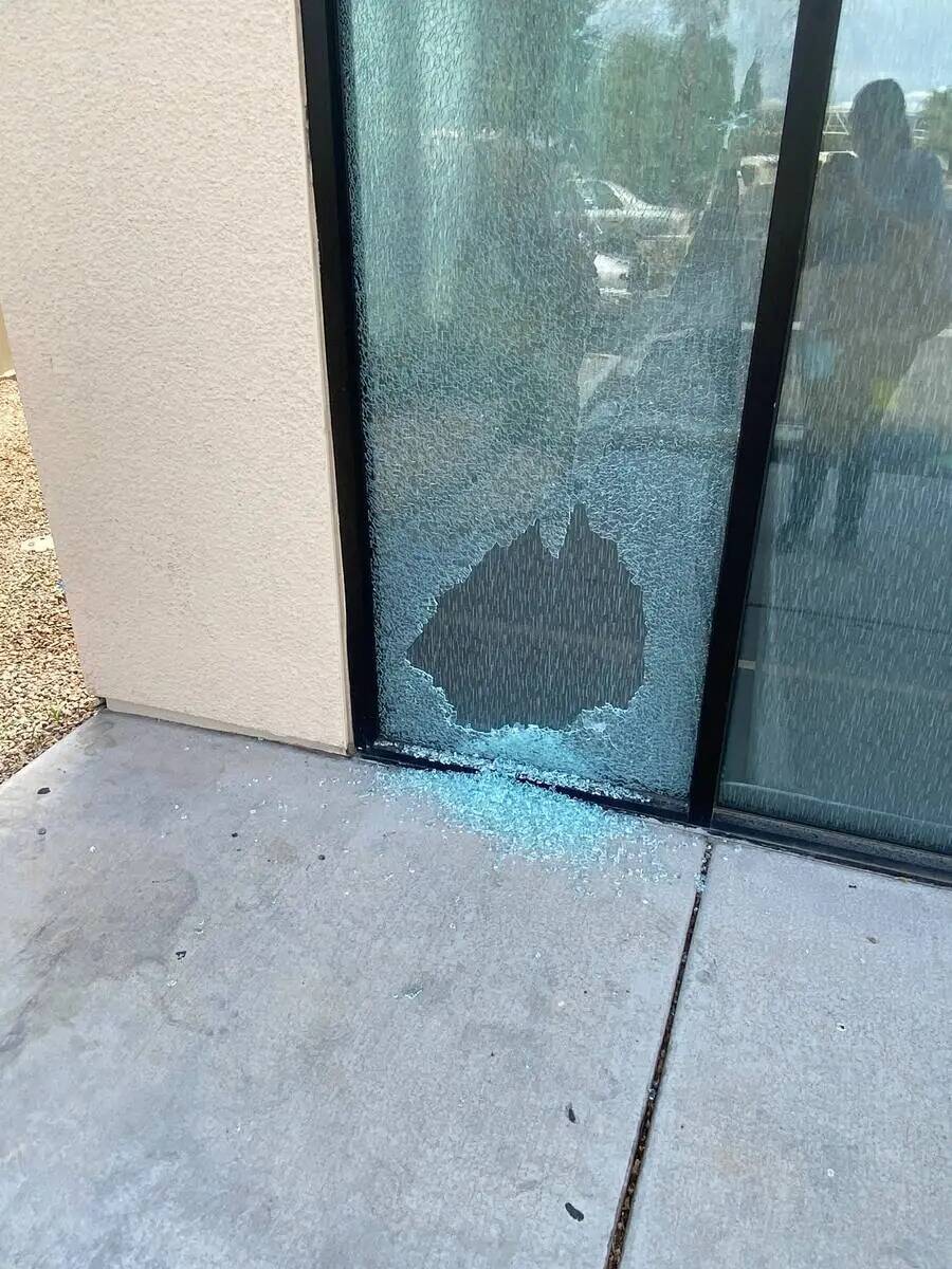 Una ventana destrozada tras un intento de robo en Leaders in Training, septiembre de 2022. (cor ...