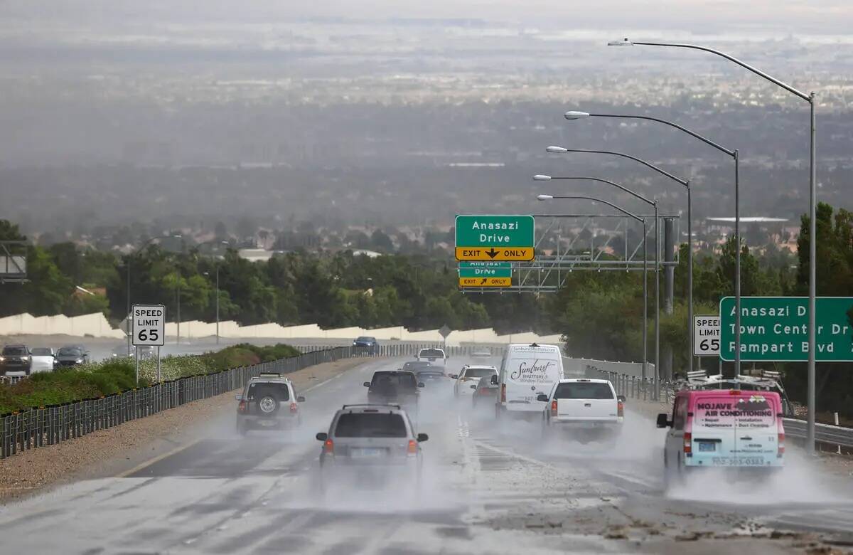 Vehículos circulan por Summerlin Parkway mientras la lluvia cae sobre el valle de Las Vegas el ...