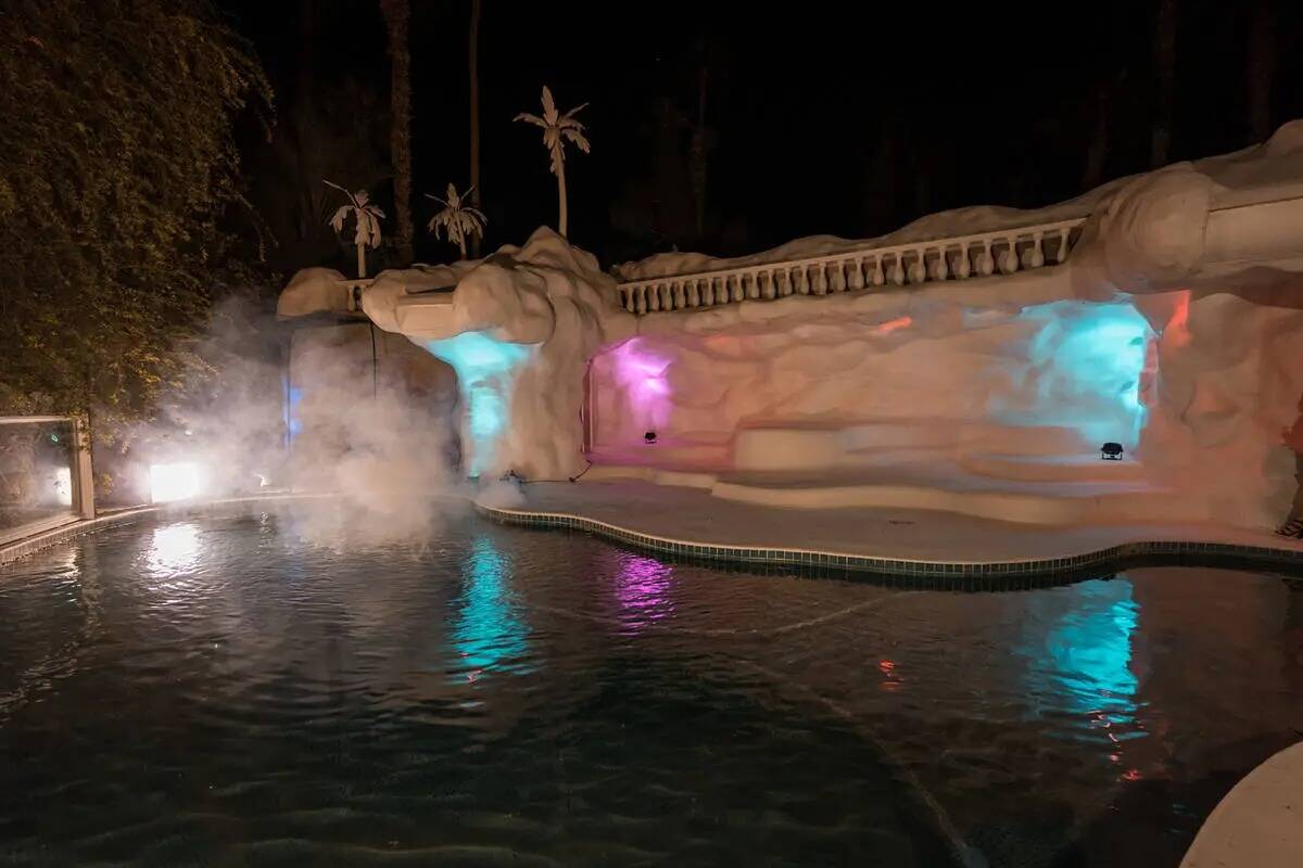La piscina de Jungle Palace de Siegfried & Roy se muestra durante el aniversario 10 de Neon Mus ...