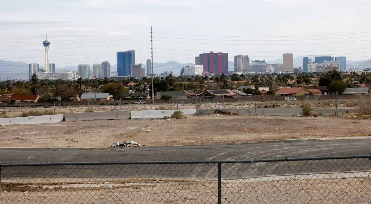 Vista del Strip de Las Vegas desde la casa de Ernest Johnson el miércoles 8 de marzo de 2023, ...
