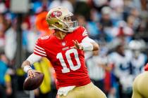 El quarterback de los San Francisco 49ers Jimmy Garoppolo (10) se prepara para lanzar un pase d ...
