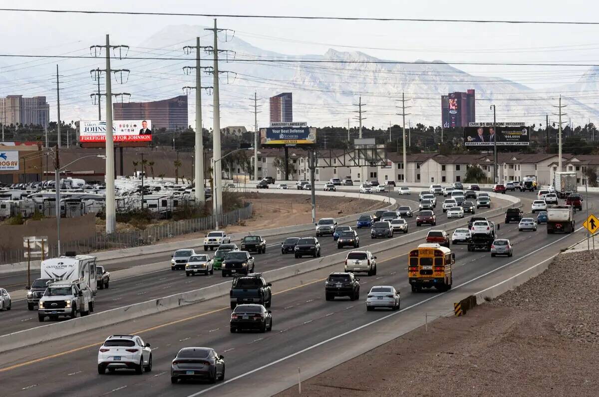 Automovilistas circulan por la U.S. Highway 95, el viernes 10 de marzo de 2023, vista desde el ...