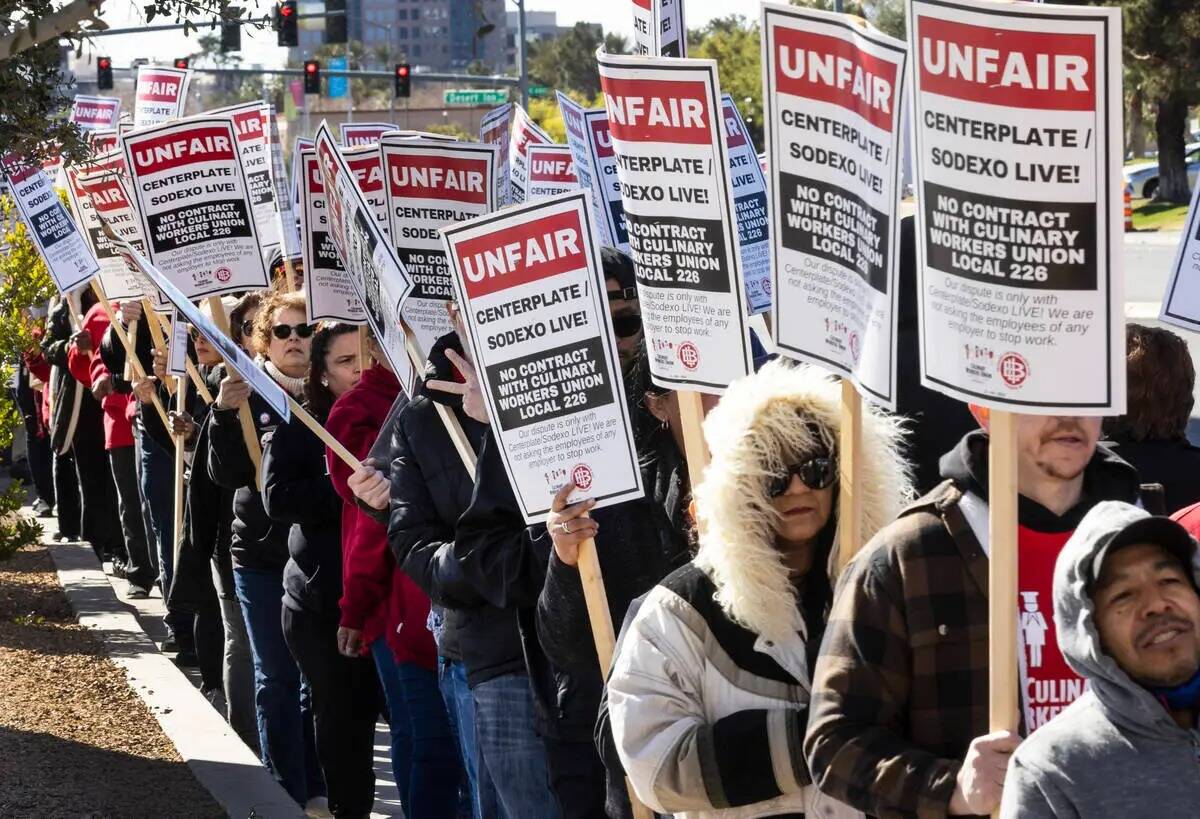 Trabajadores del Culinary Union hacen una manifestación frente a Las Vegas Convention Center, ...