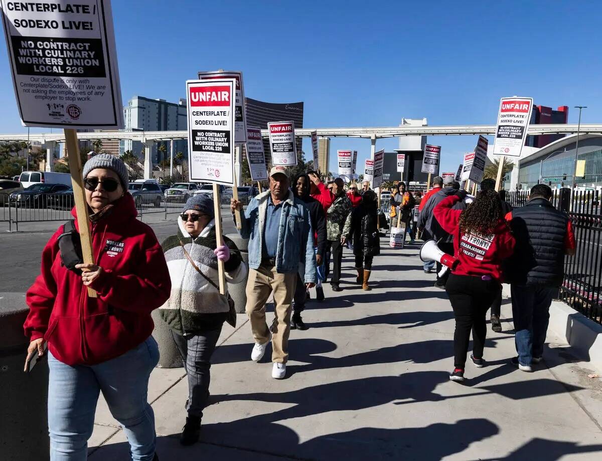Trabajadores del Culinary Union hacen una manifestación frente a Las Vegas Convention Center, ...