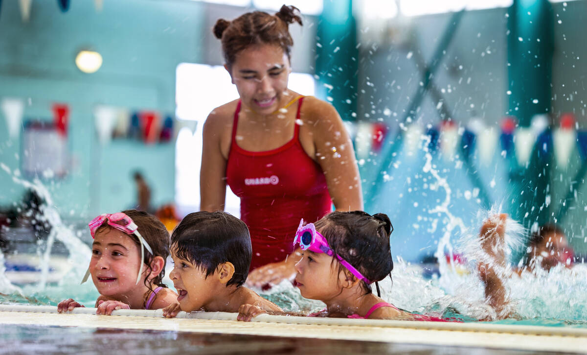 Lorelai Zimring, 5, Stefan Flores, 4, y Ariana Villeda, 4, practican con la instructora de nata ...