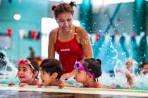 Lorelai Zimring, 5, Stefan Flores, 4, y Ariana Villeda, 4, practican con la instructora de nata ...