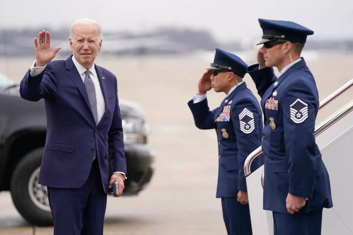 El presidente Joe Biden saluda antes de abordar el Air Force One para un viaje a San Diego el l ...