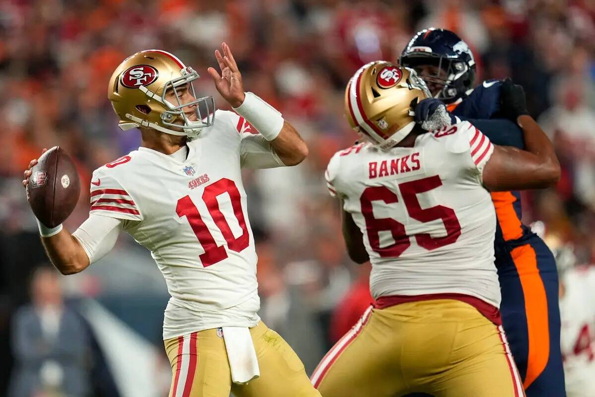 El quarterback de los San Francisco 49ers Jimmy Garoppolo (10) hace un pase contra los Denver B ...
