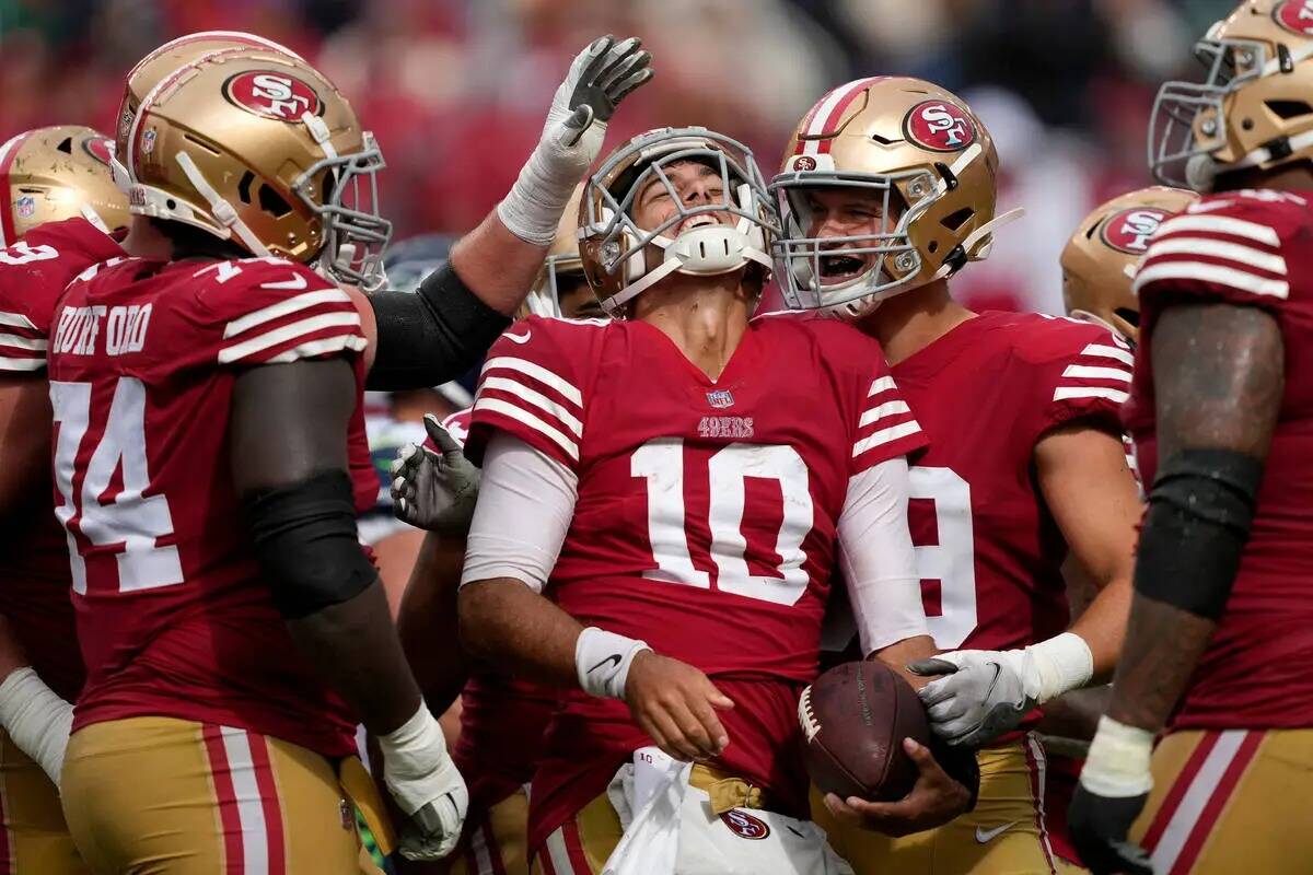 El quarterback de los San Francisco 49ers Jimmy Garoppolo (10) celebra con sus compañeros dura ...