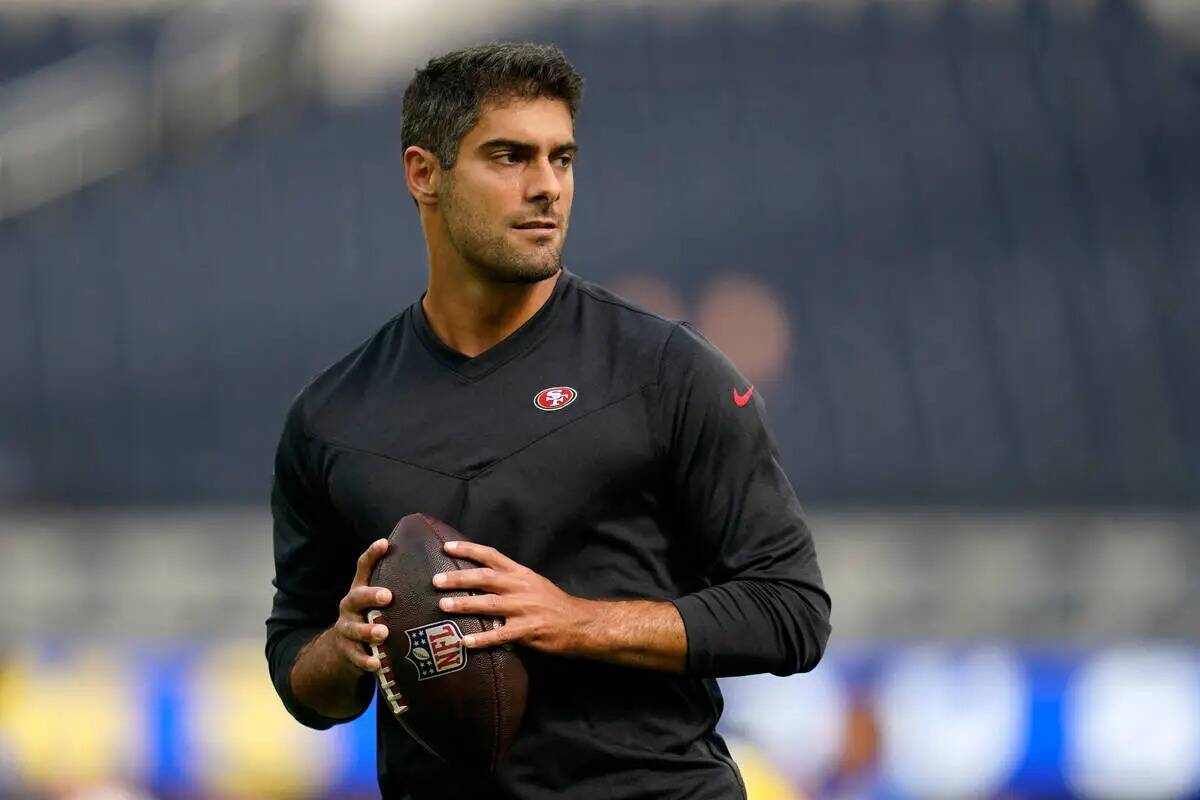 ARCHIVO - El quarterback de los San Francisco 49ers Jimmy Garoppolo calienta antes de un partid ...