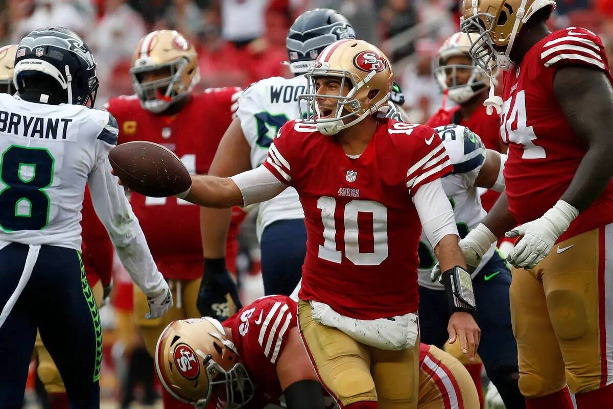 El quarterback de los San Francisco 49ers Jimmy Garoppolo (10) reacciona durante la segunda mit ...