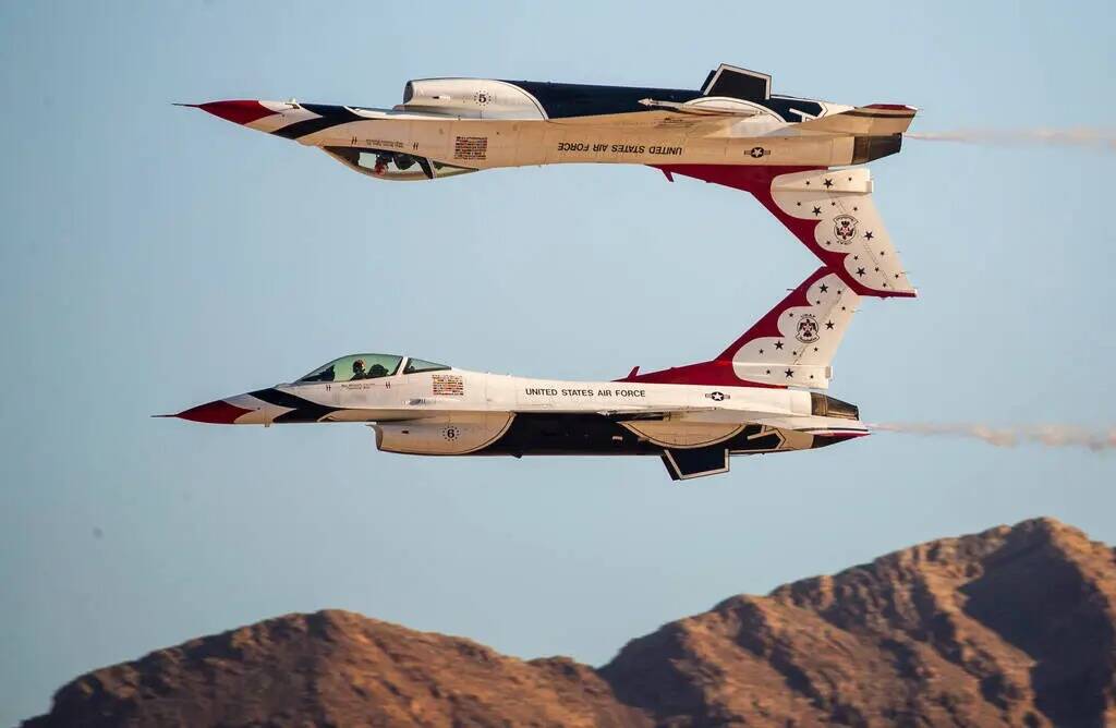 Dos jets Thunderbird de la Fuerza Aérea de Estados Unidos, con uno invertido, vuelan durante u ...