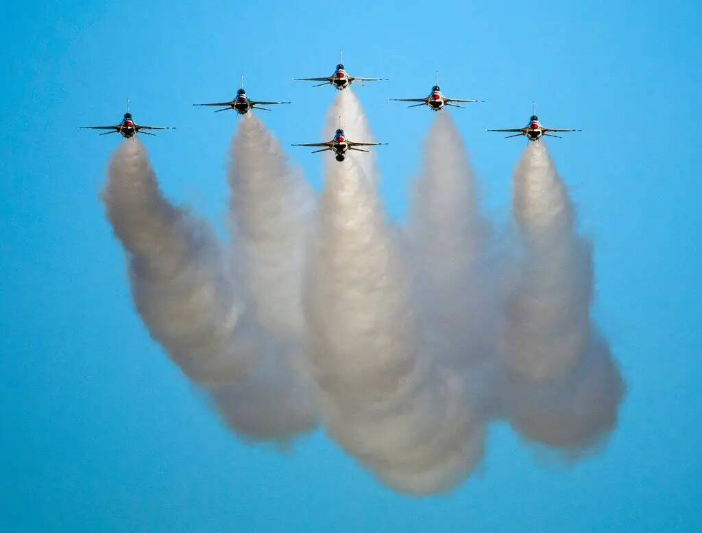 Los seis Thunderbirds de la Fuerza Aérea de Estados Unidos se preparan para separarse de la fo ...