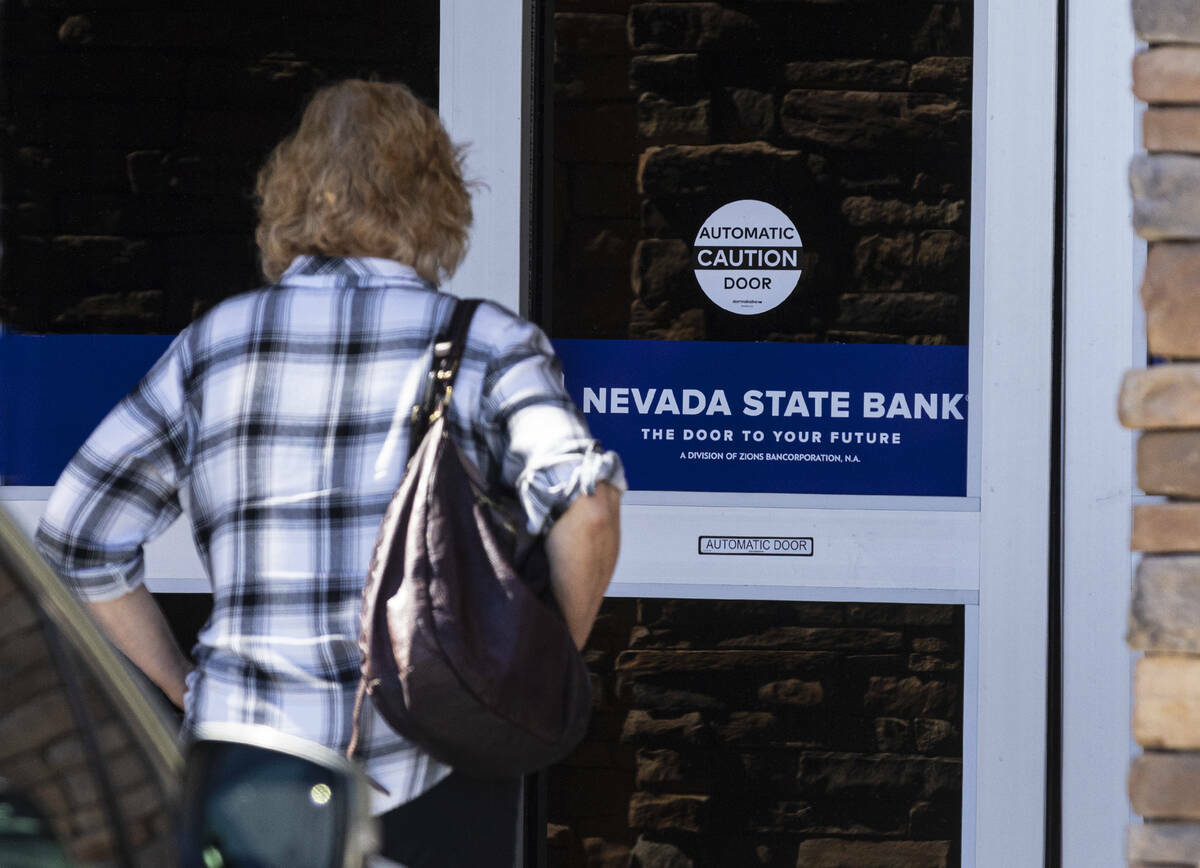 Una clienta entra en el Nevada State Bank, el lunes 13 de marzo de 2023, en Las Vegas. (Bizuaye ...