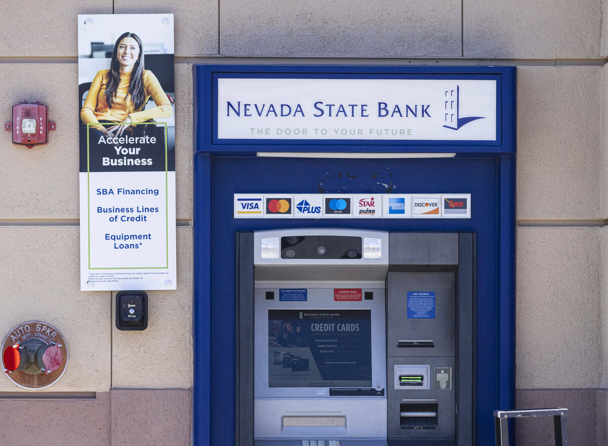 Un cajero automático se muestra en el exterior del Nevada State Bank, el lunes 13 de marzo de ...
