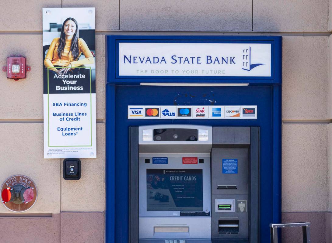 Un cajero automático se muestra en el exterior del Nevada State Bank, el lunes 13 de marzo de ...