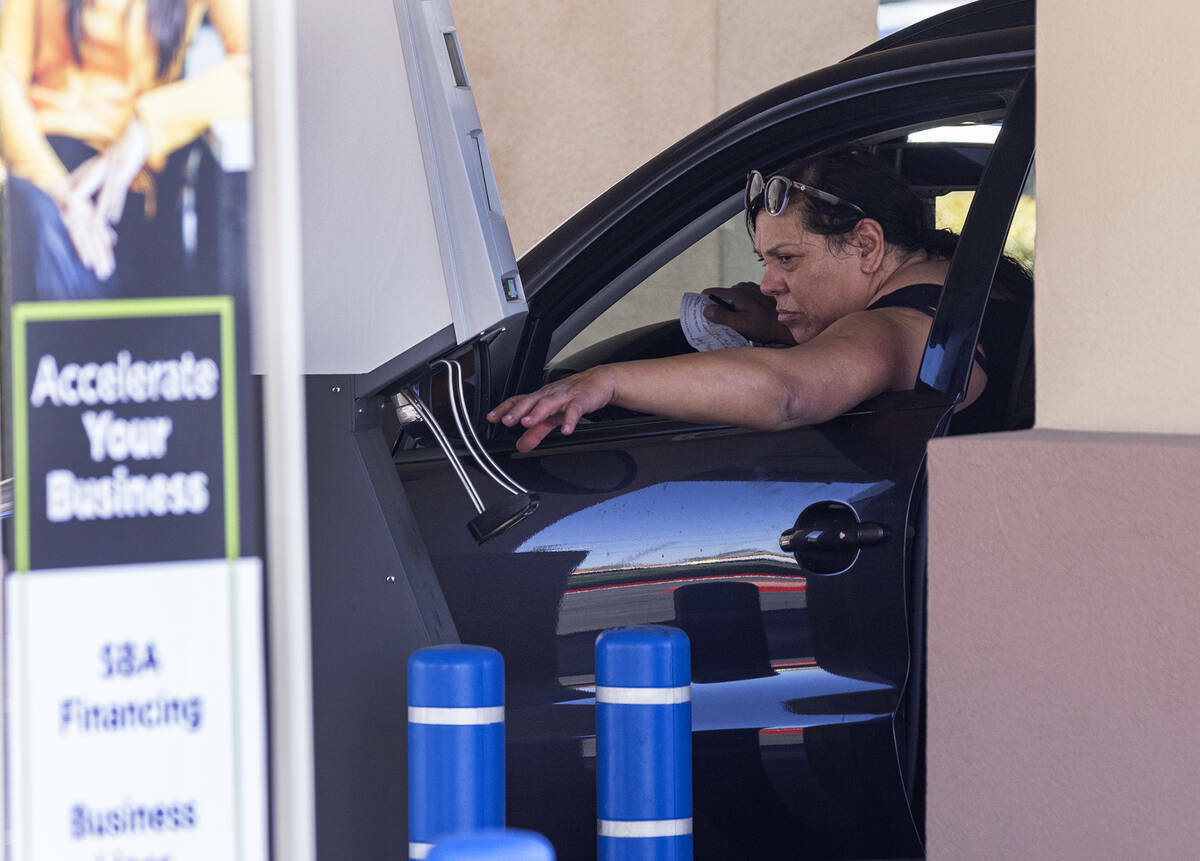 Una clienta usa un cajero automático en el autoservicio del Nevada State Bank, el lunes 13 de ...
