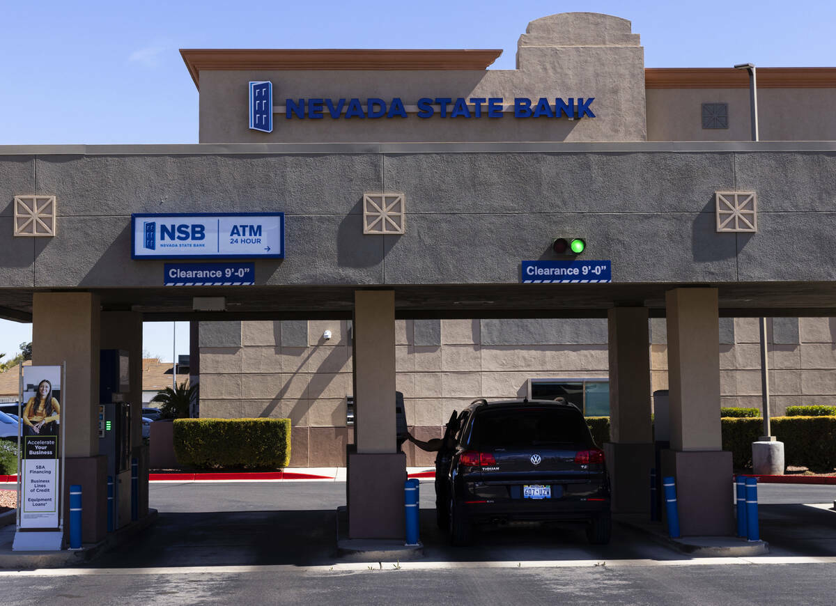 Un cliente usa un cajero automático en el autoservicio del Nevada State Bank, el lunes 13 de m ...
