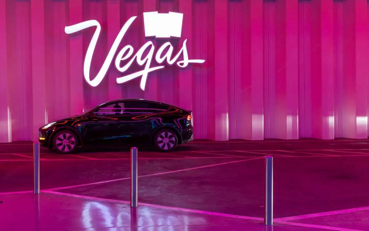 Un Tesla se desplaza por la estación Central Hall bajo tierra en el Vegas Loop de Boring Compa ...
