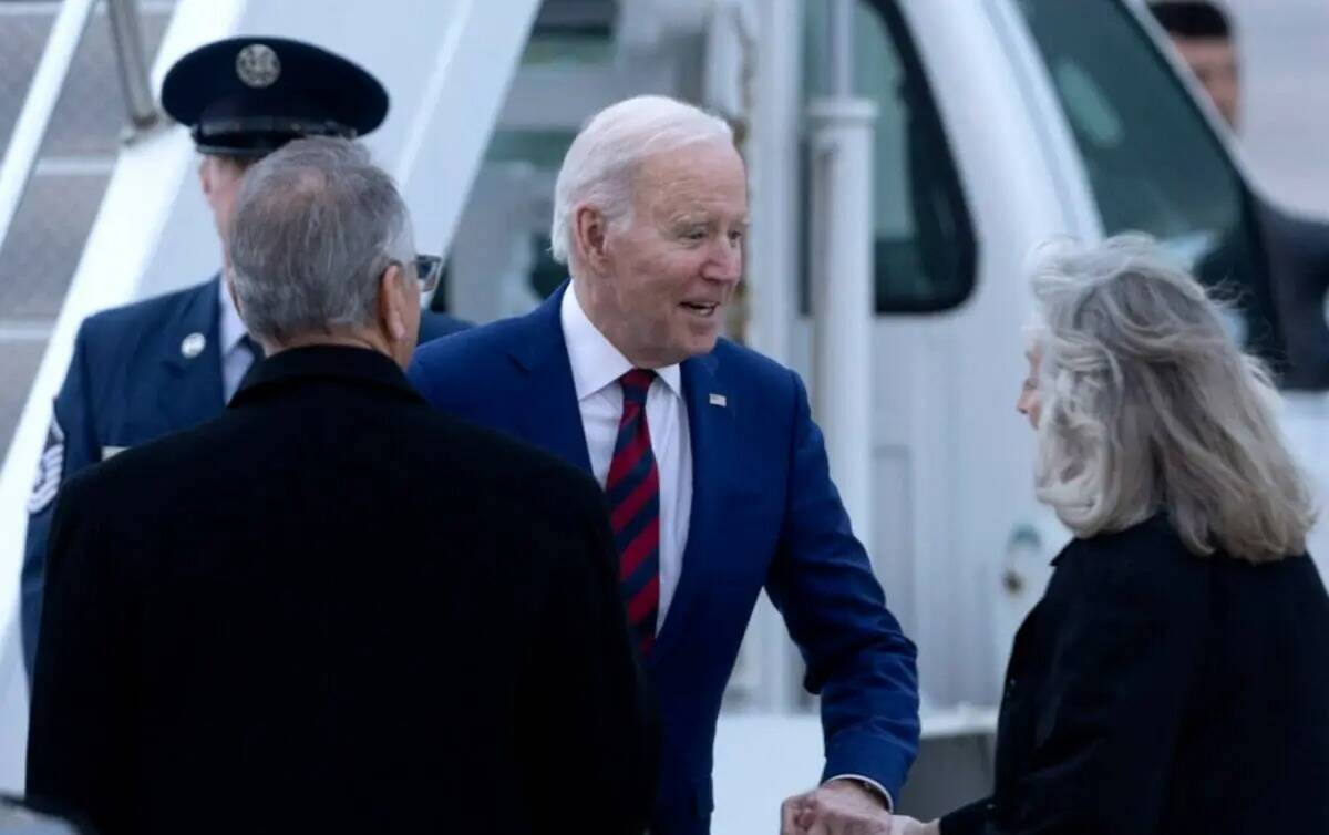El presidente Joe Biden saluda a la representante Dina Titus, demócrata por Nevada, a su llega ...