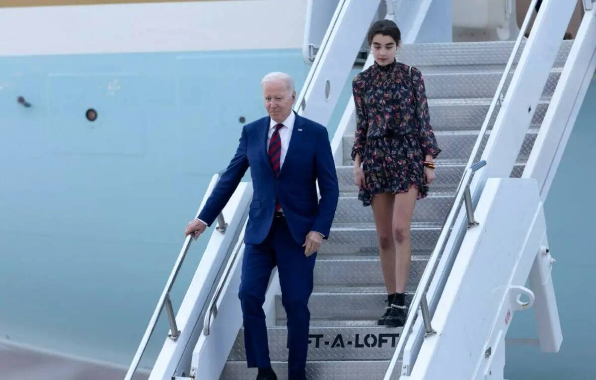 El presidente Joe Biden y su nieta Natalie Biden llegan al Aeropuerto Internacional Harry Reid ...