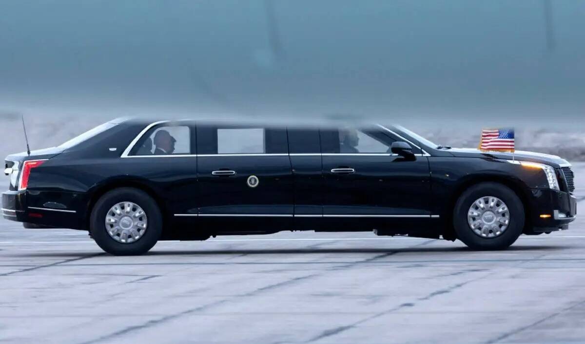 El presidente Joe Biden abandona la pista tras llegar al Aeropuerto Internacional Harry Reid el ...