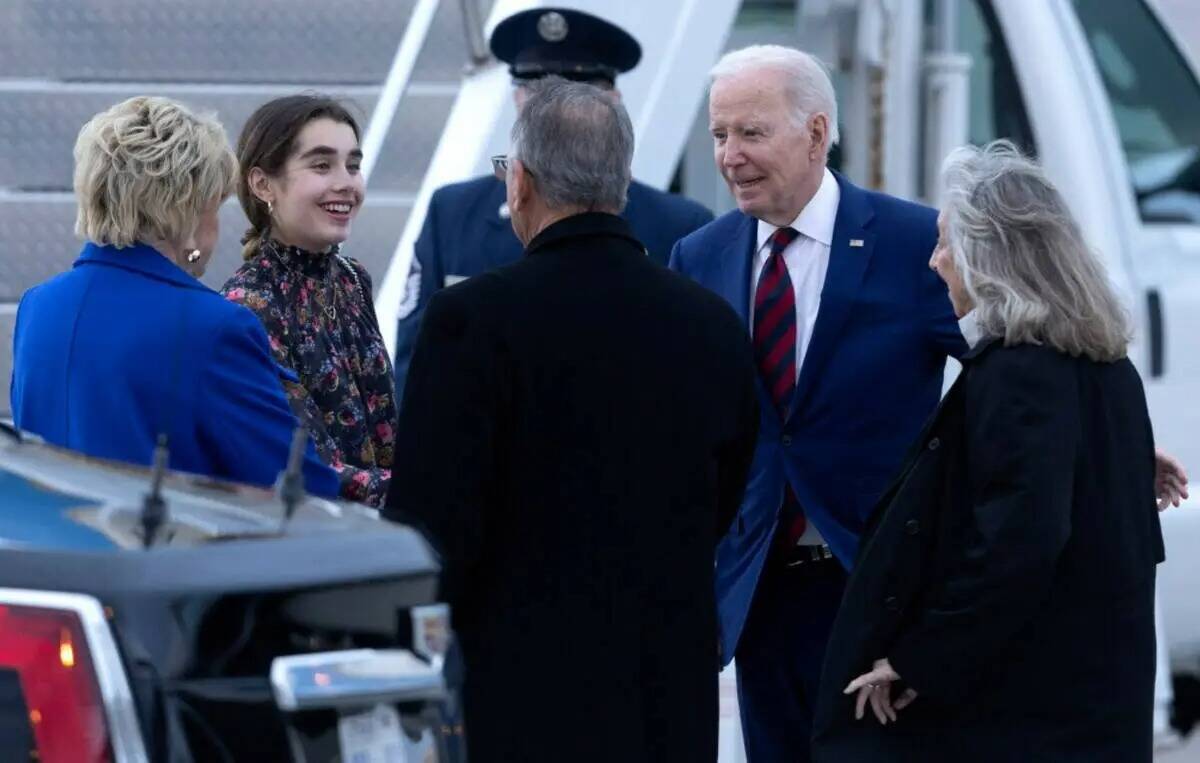 El presidente Joe Biden y su nieta Natalie Biden saludan a la alcaldesa de Las Vegas Carolyn Go ...