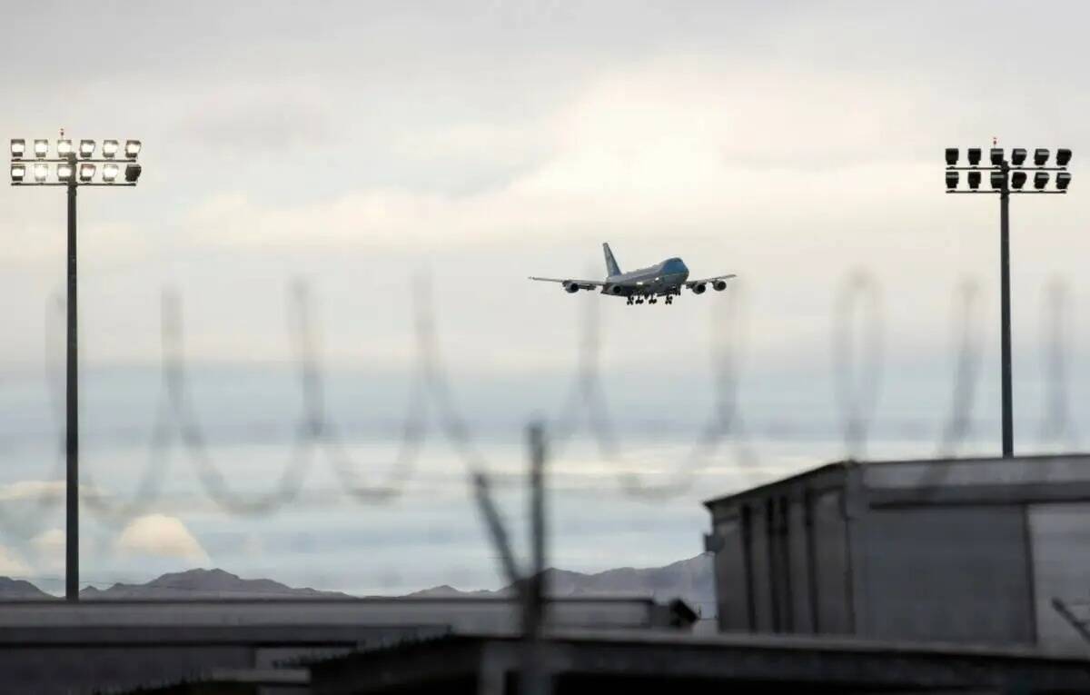 El Air Force One llega al Aeropuerto Internacional Harry Reid el martes 14 de marzo de 2023, en ...