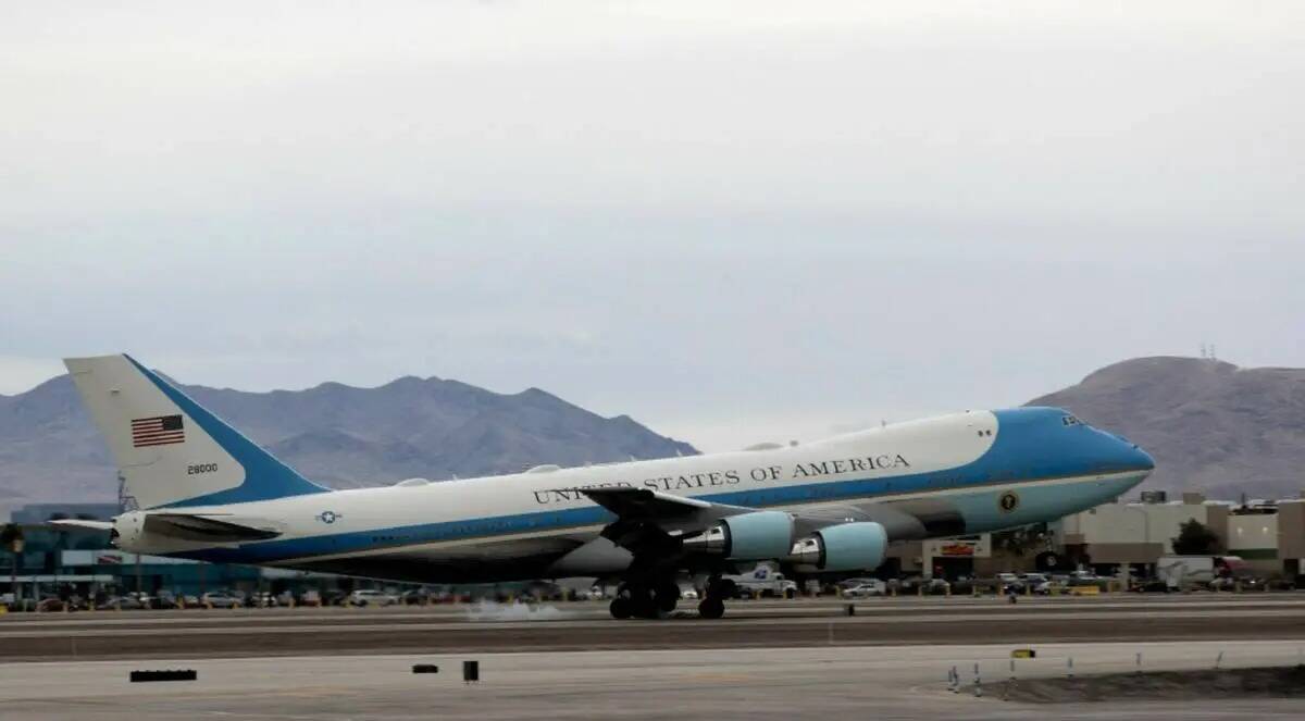 El Air Force One llega al Aeropuerto Internacional Harry Reid el martes 14 de marzo de 2023, en ...