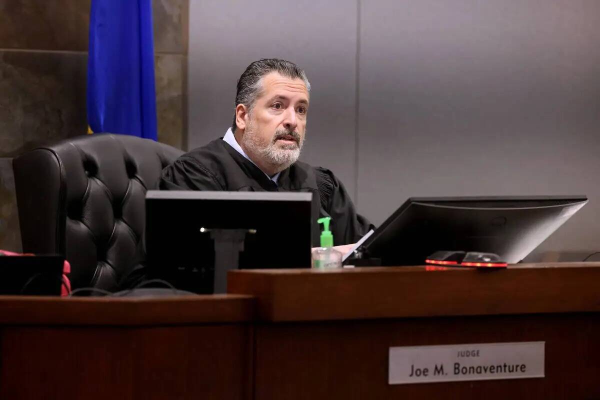 El juez de paz Joe Bonaventure habla con los abogados del exjugador de los Raiders Henry Ruggs ...