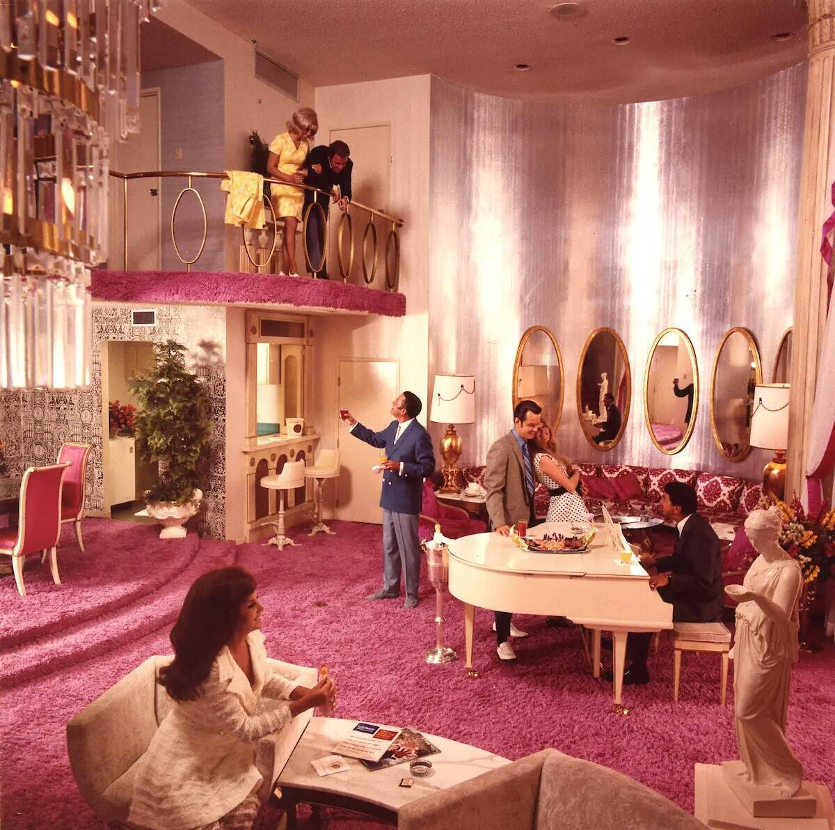 El diseño del mobiliario del Caesars Palace en 1966 representa el Modernismo Rococó, un estil ...