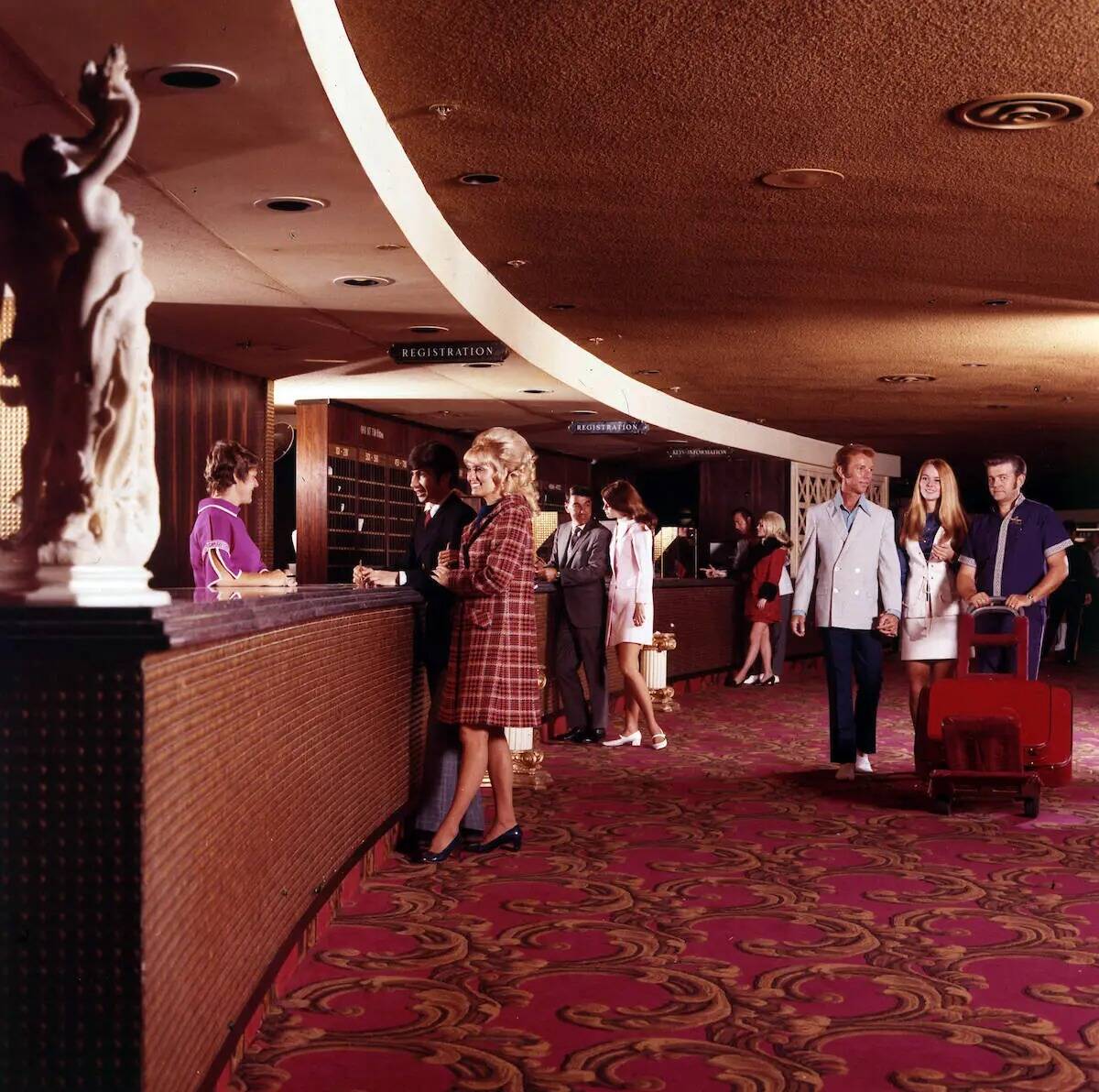 El diseño del mobiliario del Caesars Palace en 1966 representa el Modernismo Rococó, un estil ...