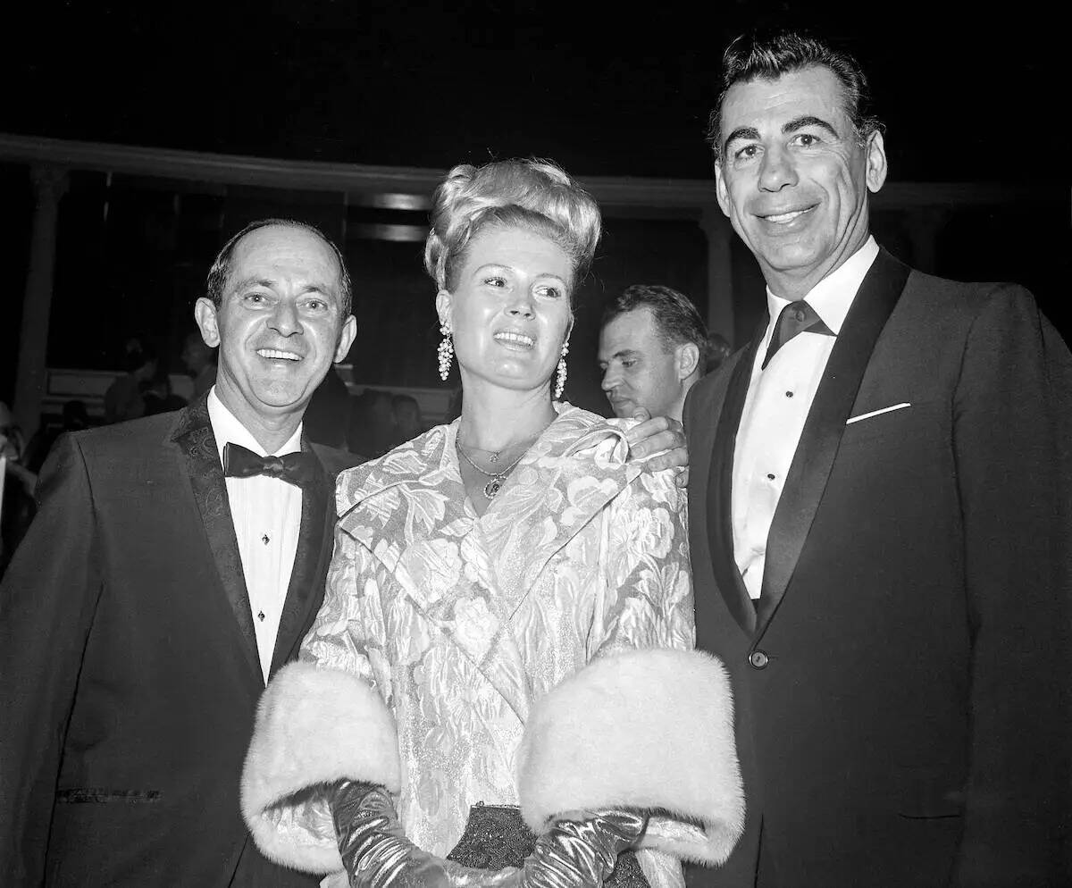 El presidente de Caesars, Nate Jacobson, posa con Kirk Kerkorian y su esposa, Jean Maree Hardy, ...