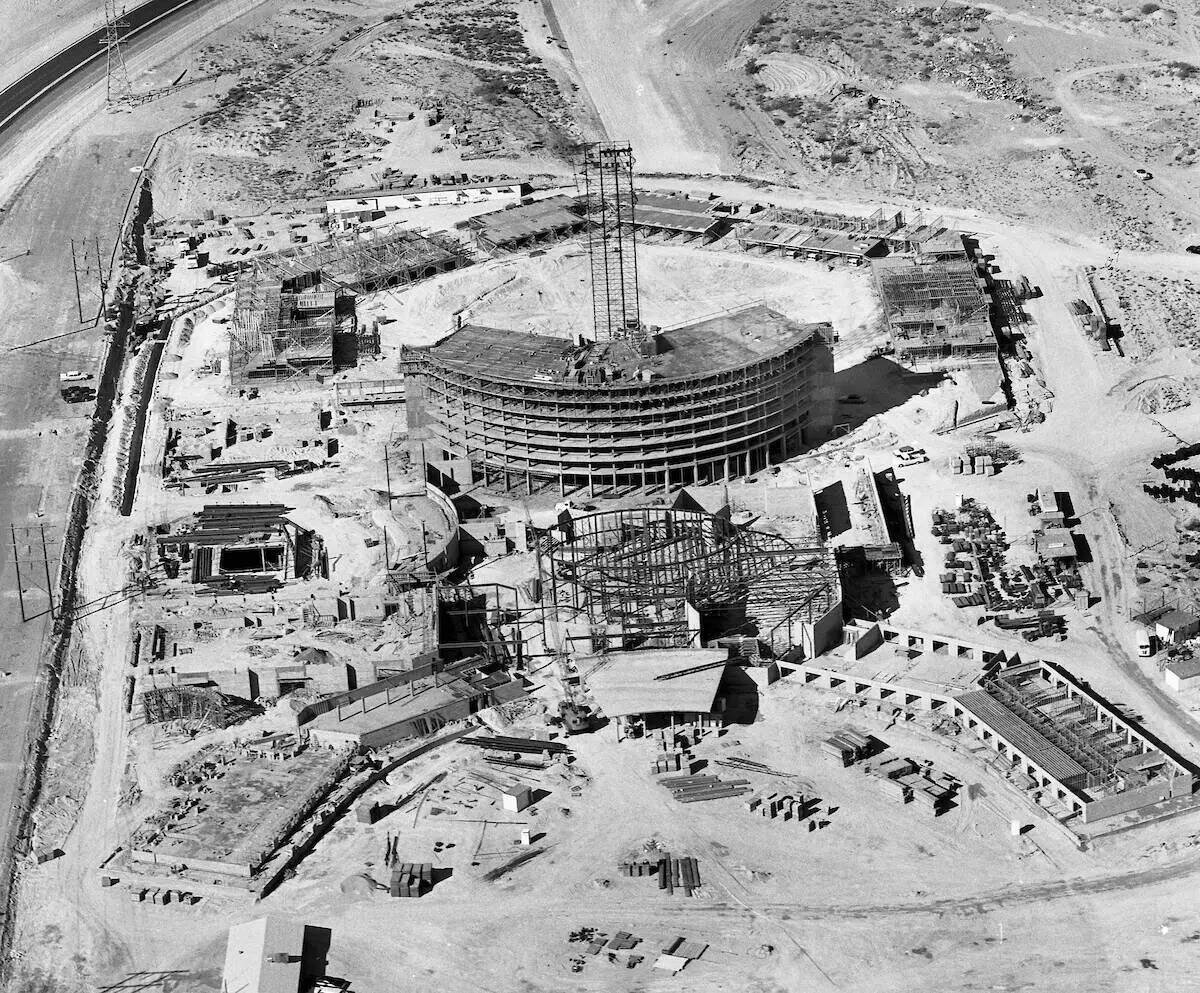 Una toma aérea del Caesars Palace en construcción el 23 de octubre de 1965. (Las Vegas News B ...