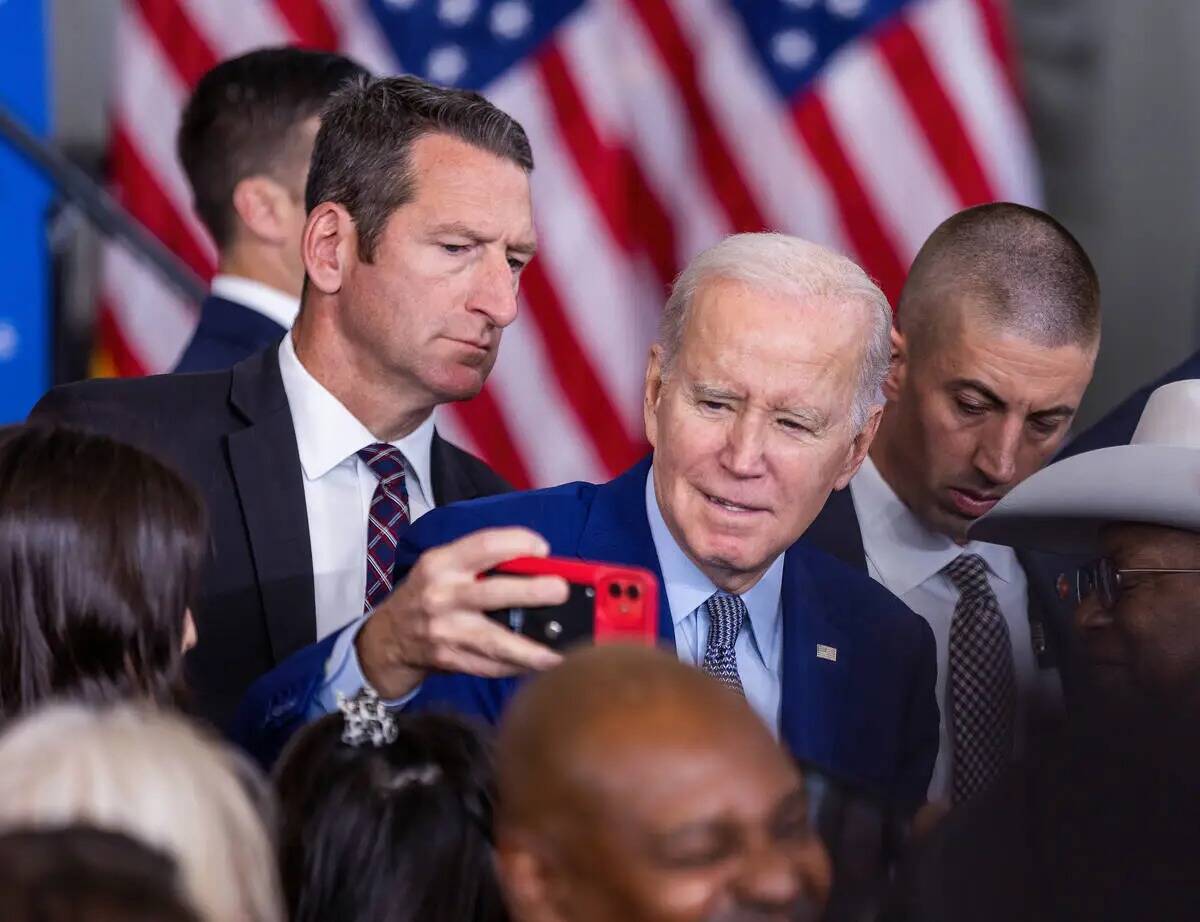 El presidente Joe Biden se toma una selfie con un asistente después de hablar sobre la reducci ...