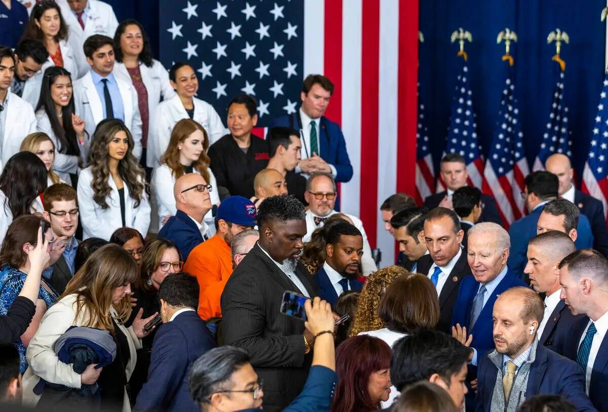 El presidente Joe Biden saluda a los asistentes después de hablar sobre la reducción de los c ...