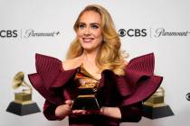 Adele, ganadora del premio a la mejor actuación pop en solitario por "Easy on Me", posa en la ...