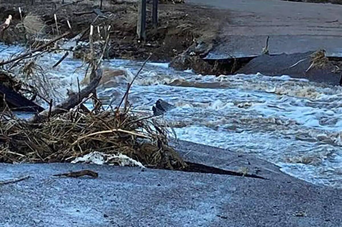 Las fuertes inundaciones estaban destrozando las carreteras en el Condado Lincoln el jueves, 16 ...