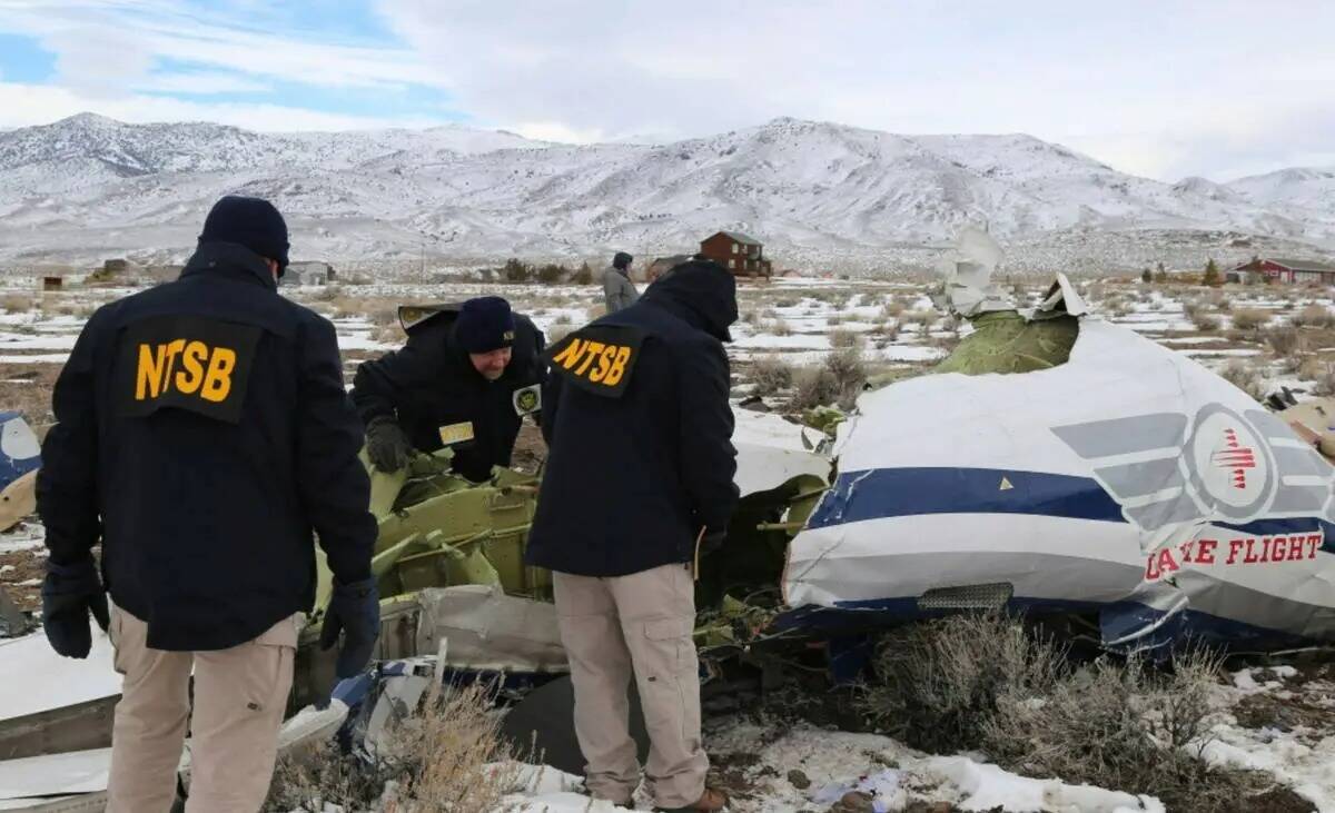 Investigadores de la NTSB documentan los restos de un avión Pilatus PC-12, un vuelo de transpo ...