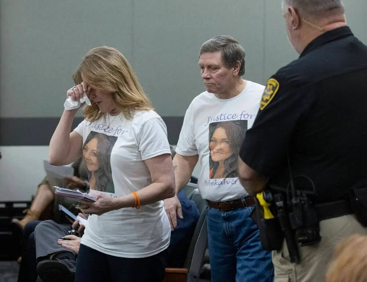 Cindy Peters, izquierda, y su esposo Mark, padre de Rebekah Peters, víctima de asesinato, se p ...