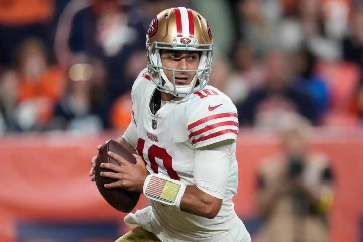 El quarterback de los San Francisco 49ers Jimmy Garoppolo (10) en la segunda mitad de un partid ...