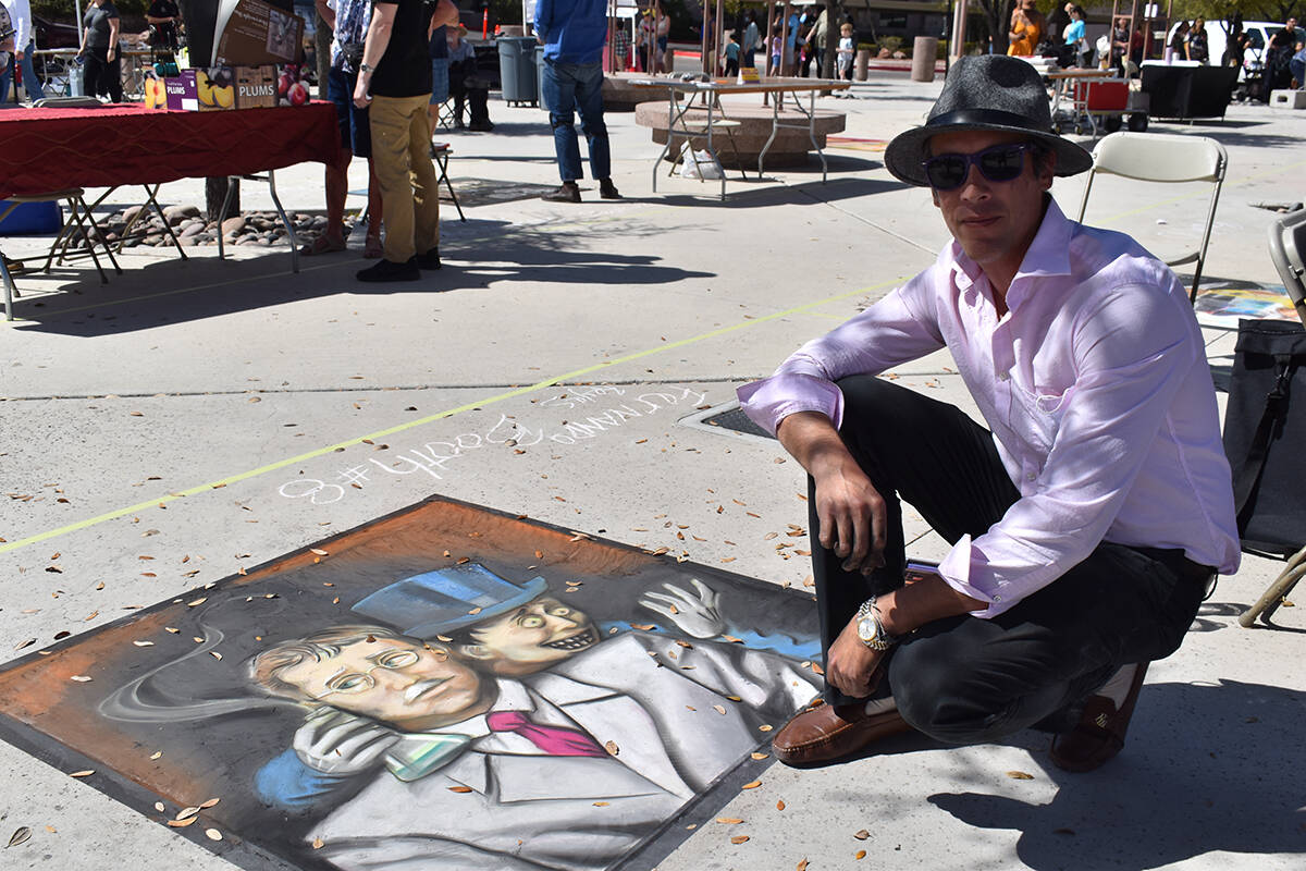 El triunfador del primer festival de “Música y Arte de Tiza” ¡Chalk It Up! fue Lee Lanier ...