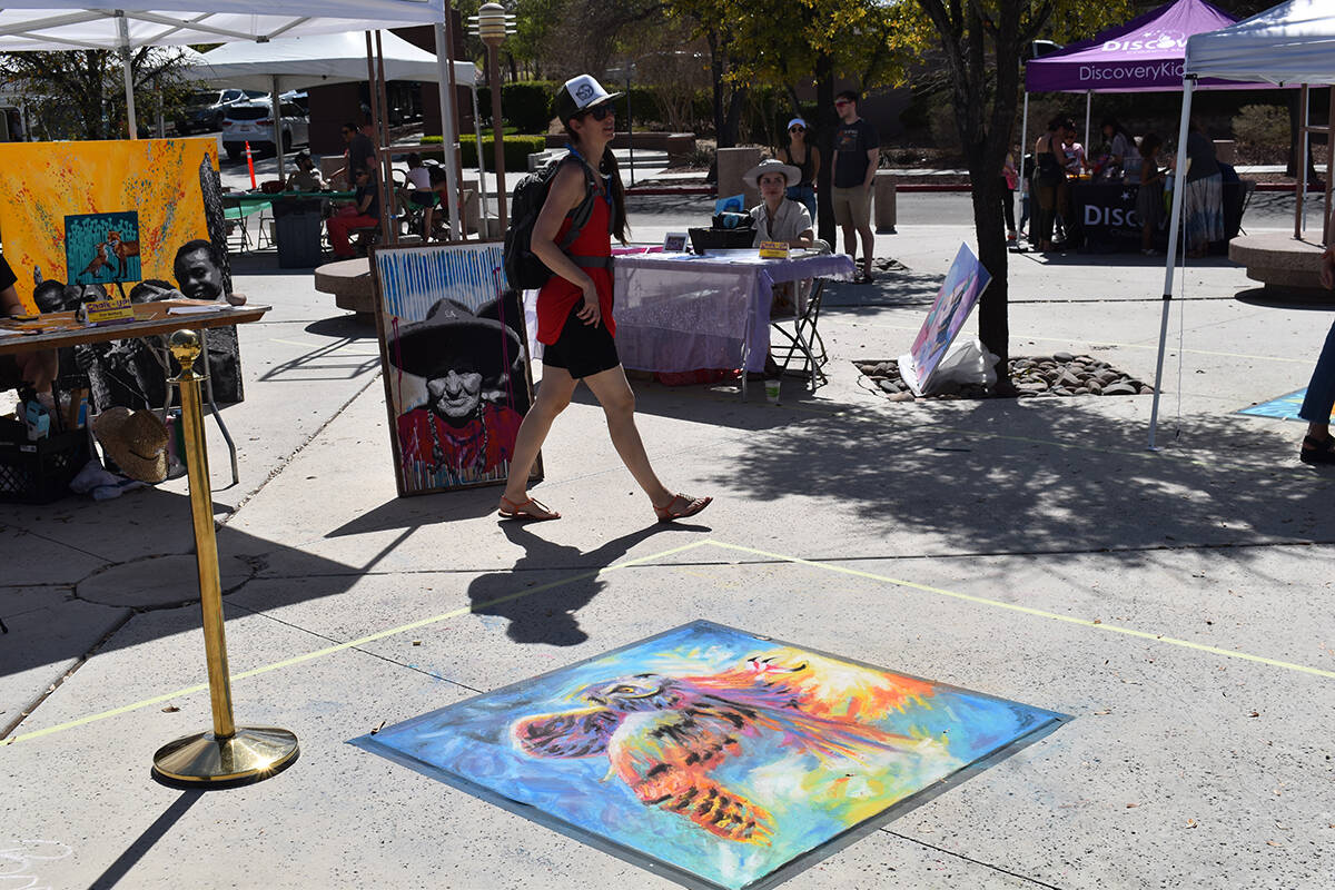 El primer festival de “Música y Arte de Tiza” ¡Chalk It Up! realizado en el patio de la b ...