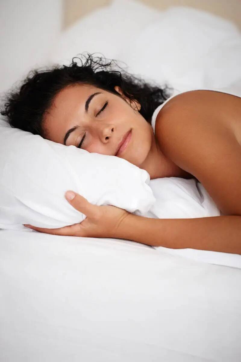 Dormir la siesta puede aportar muchos beneficios a la salud, como mejorar el estado de ánimo, ...