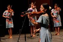 Haydee A Herrera, en primer plano, toca el violín con otros miembros del grupo Mariachi Femeni ...