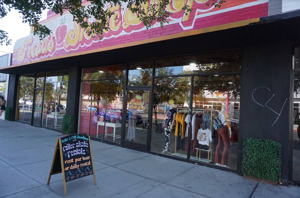 La vista exterior de Fresa's Skate Shop ubicada en 1300 S Main St. en el Arts District de Las V ...