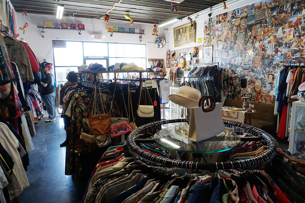 Una gama de diferentes artículos de ropa vintage vendidos en Off The Threads, ubicado en el Di ...